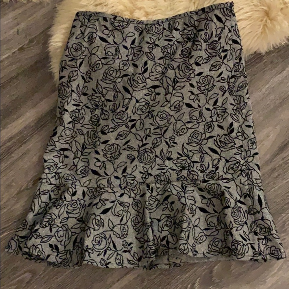 Tweed ruffle skirt💋pick 4 w/lips for $20💋